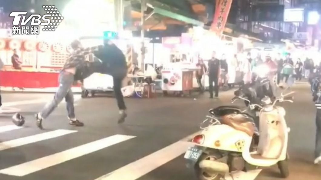 好市多擂台「夜市版」!2人買飲料開打 飛踢男遭一拳KO