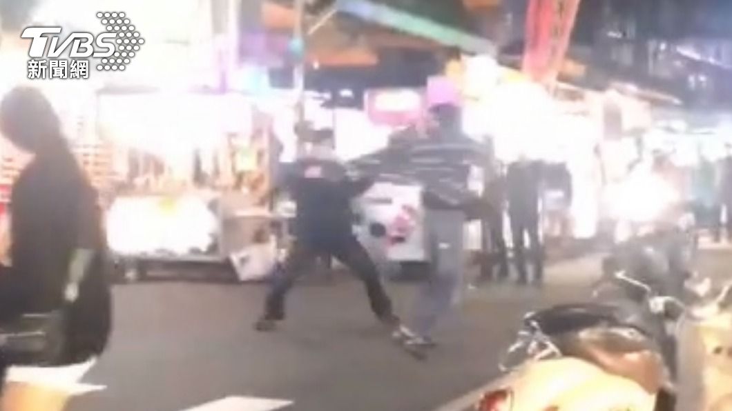 2男當街互毆嚇得路人帶著孩子閃避。(圖/TVBS)