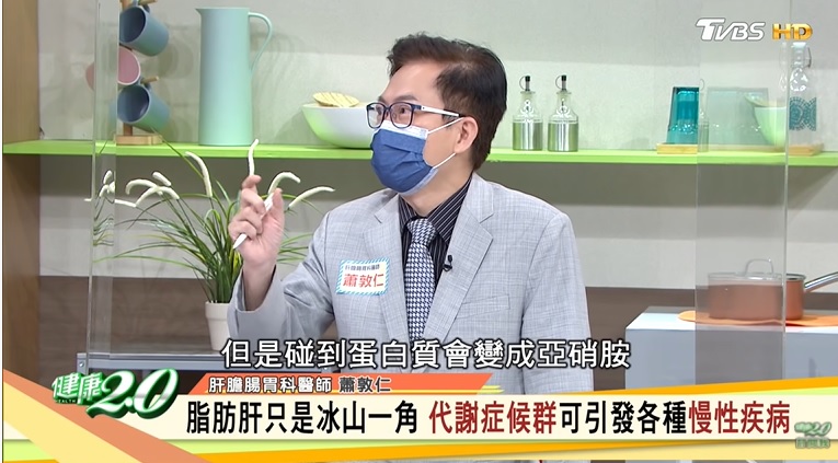 肝膽腸胃科醫師蕭敦仁提醒罹患肝病者少吃香腸。(圖/TVBS)