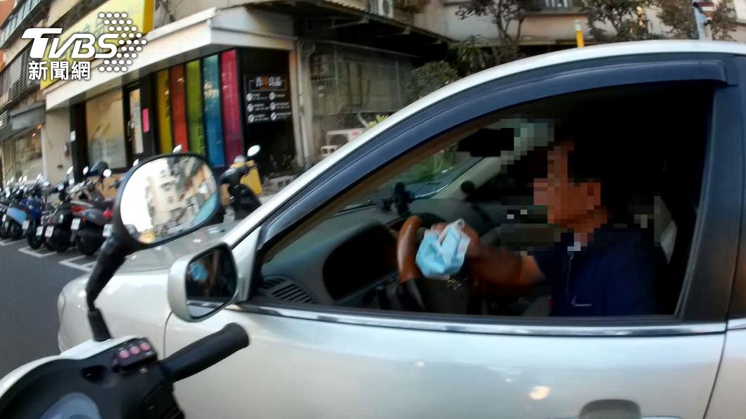 顏姓男子違規停車被查出通緝犯身分。（圖／TVBS）