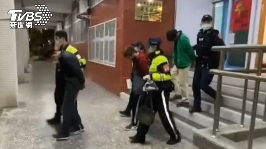 員警將4人移送法辦。（圖／TVBS）