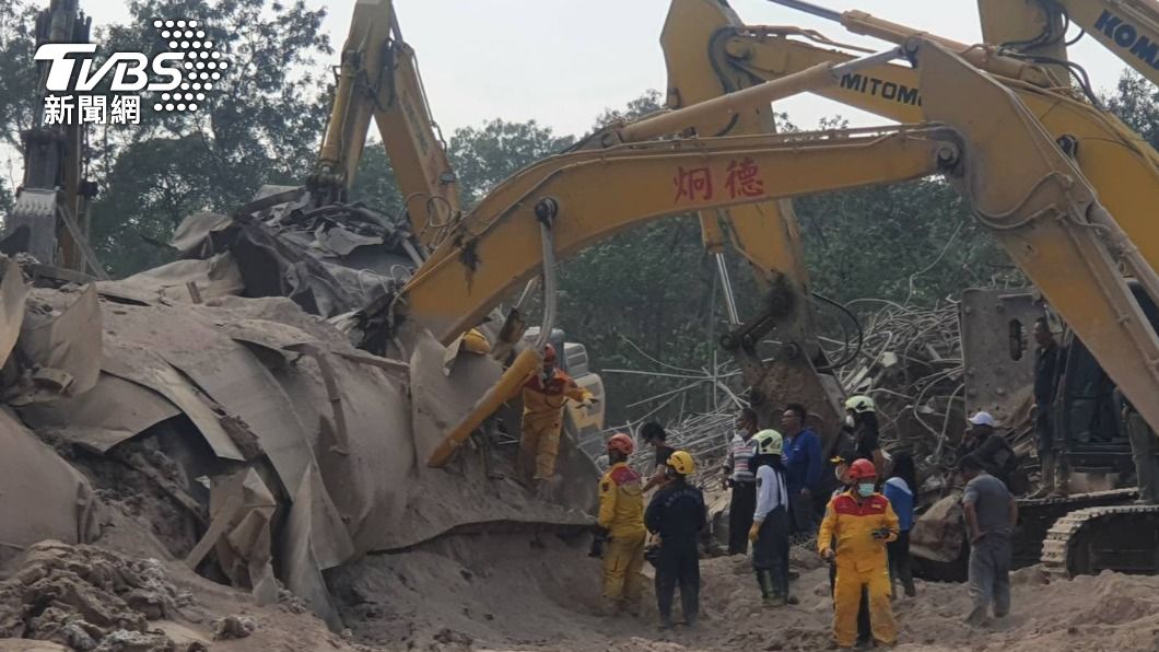 高雄水泥廠拆除時，發生坍塌意外，一名工人連同怪手遭活埋。（圖／警方提供）