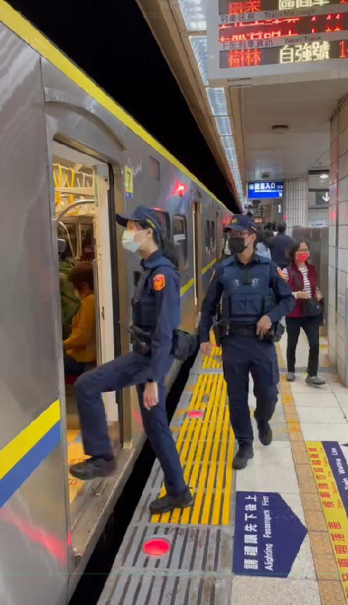 台鐵又收到炸彈恐嚇信,警方加強巡檢。(圖/鐵路警察提供)