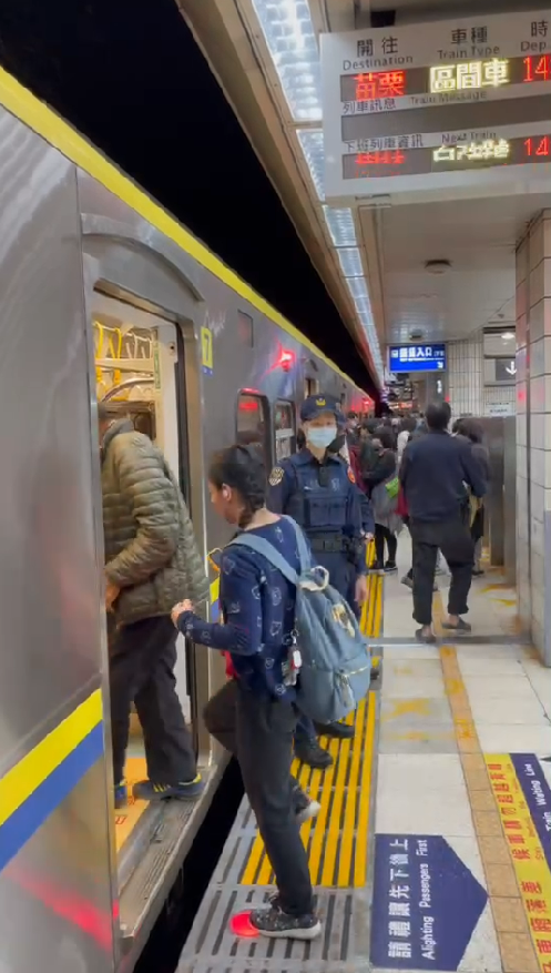 台鐵又收到炸彈恐嚇信,警方加強巡檢。(圖/鐵路警察提供)