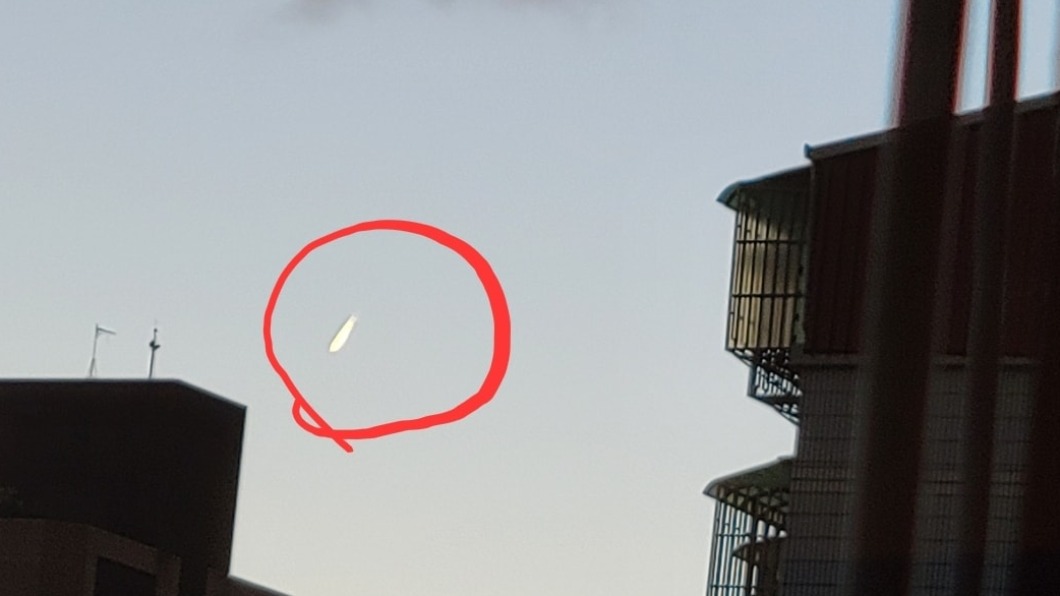 台北天空驚見不明光點!眾人狂猜「外星人」 行家幫解答