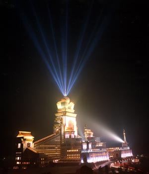 網友說,天空出現的12個光影,就是中台禪寺投射的。(圖/翻攝自中台禪寺官網)