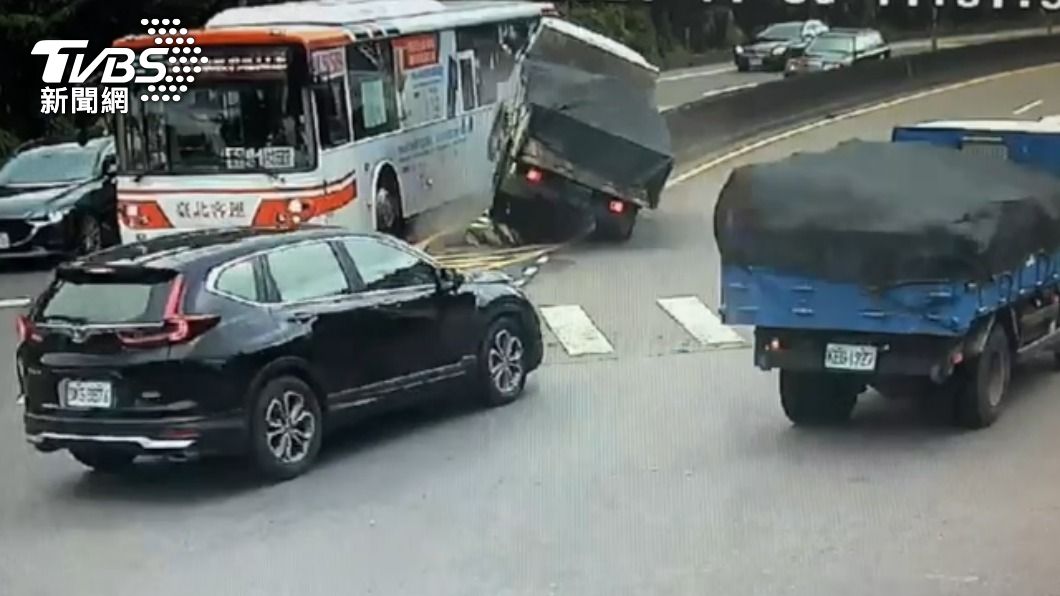 為了撿手機!小貨車司機開上國道分隔島 撞斷告示牌