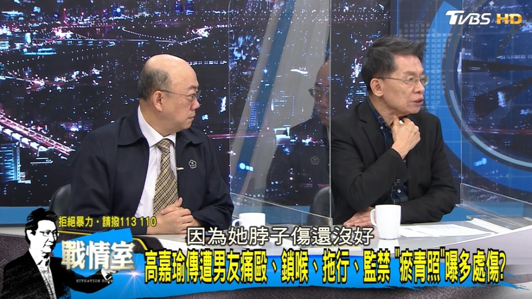 沈富雄(右)針對高嘉瑜傷勢分析。(圖/TVBS)
