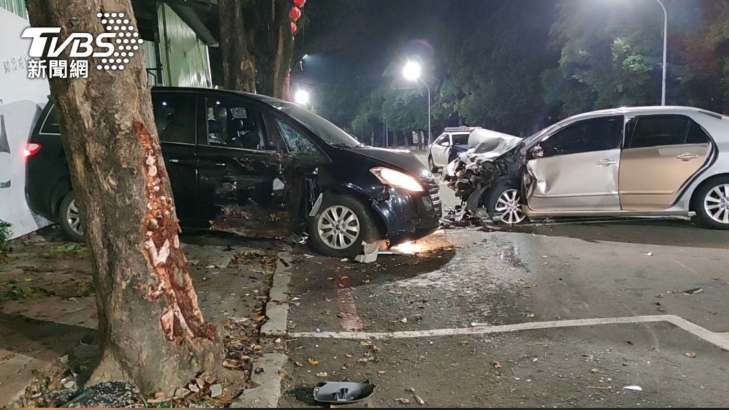 少年仔高雄街頭狂飆自撞 警一開後車廂竟是「棒球隊」