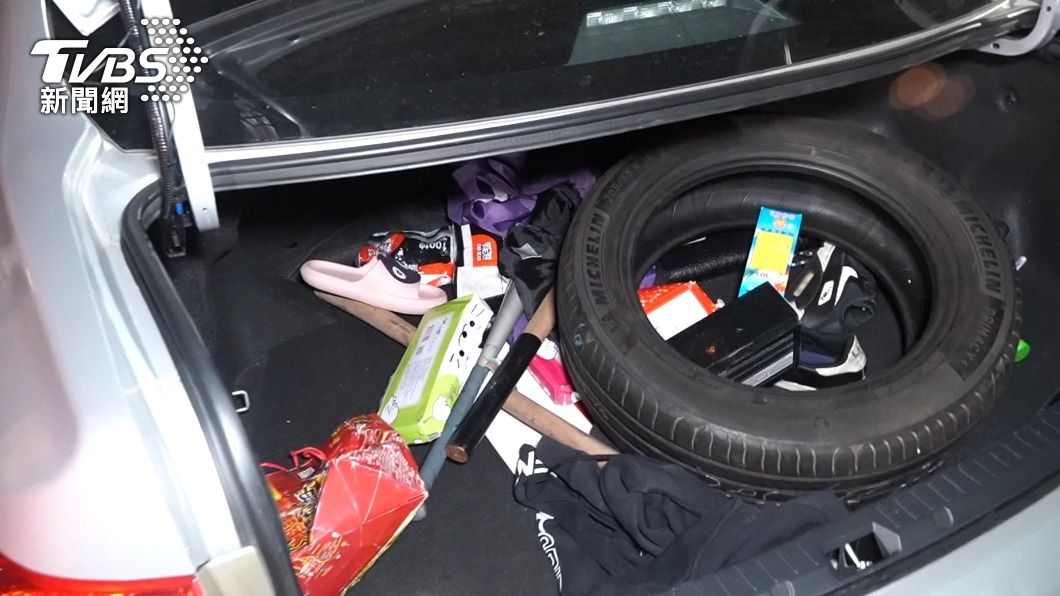 後車箱的球棒。(圖/TVBS)