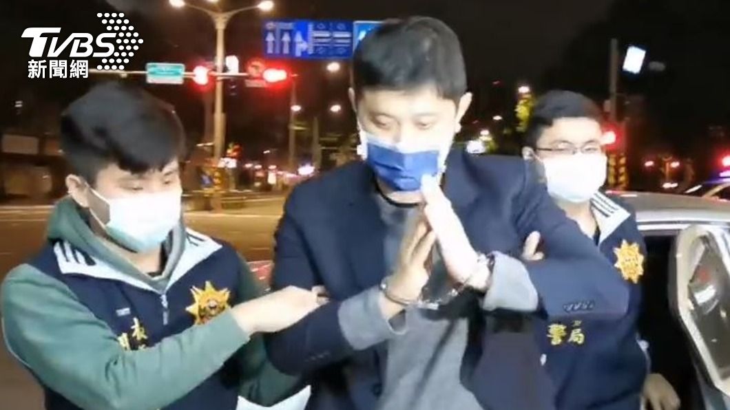 林姓男友遭警方帶回板橋分局。(圖/TVBS)