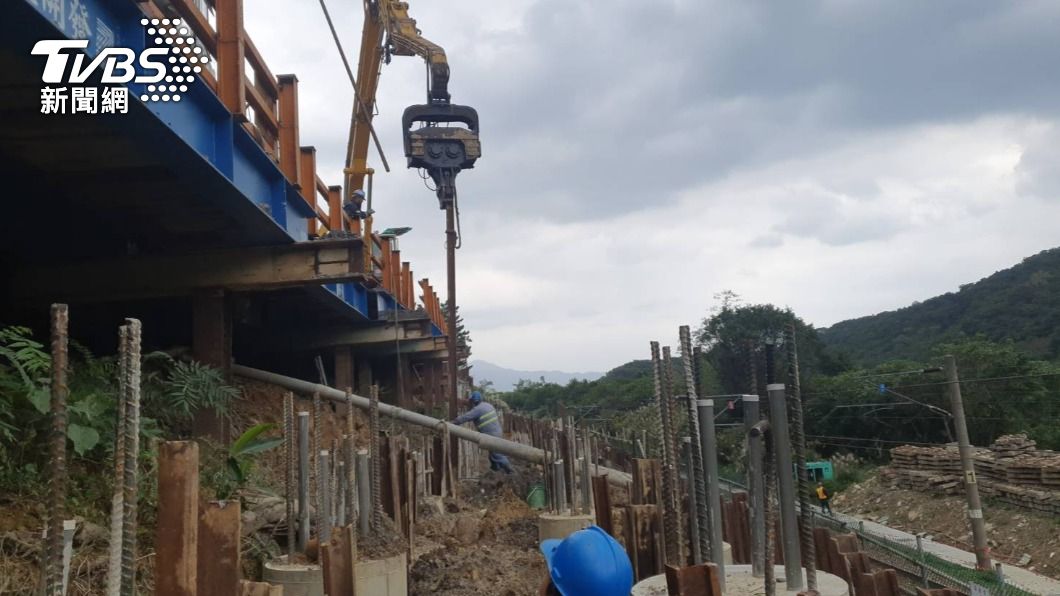 當地正執行鐵路行車安全改善六年計畫-宜蘭線福隆石城地錨邊坡改善工程。(圖/台鐵提供)