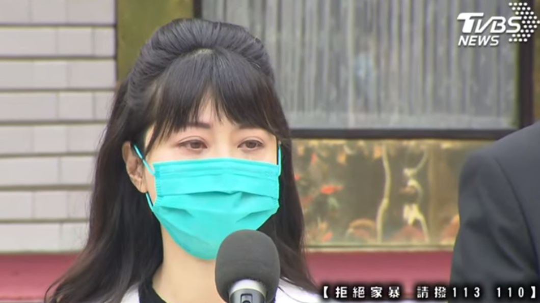 高嘉瑜針對遭男友毆打事件召開記者會。(圖/TVBS)