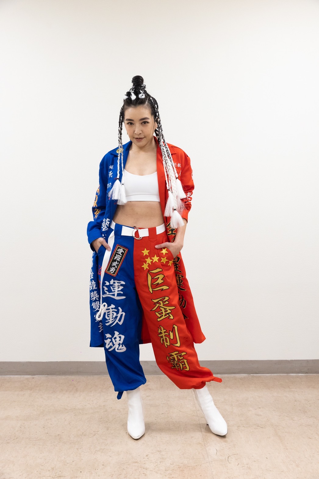 服裝還使用紅、藍兩種色系來拼接,超具小巧思。(圖/好看娛樂提供)