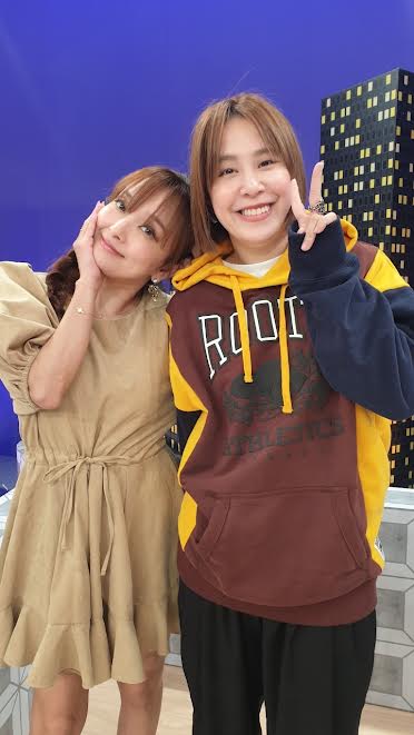 愛紗、黃小柔姐妹情深。(圖/衛視中文台提供)