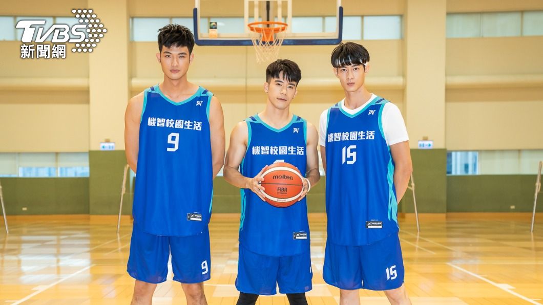 JR紀言愷領(左起)王新凱、黃柏峰挑戰三對三鬥牛。(圖/TVBS)
