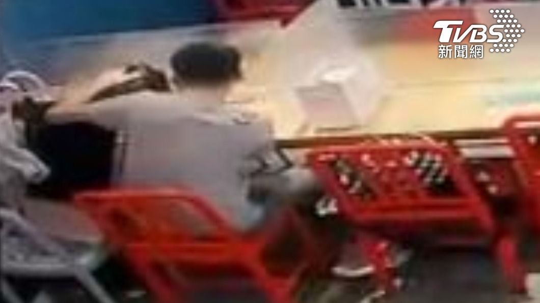 愛到卡慘死!情侶爭執竟壓女友臉泡小火鍋 下一秒快閃