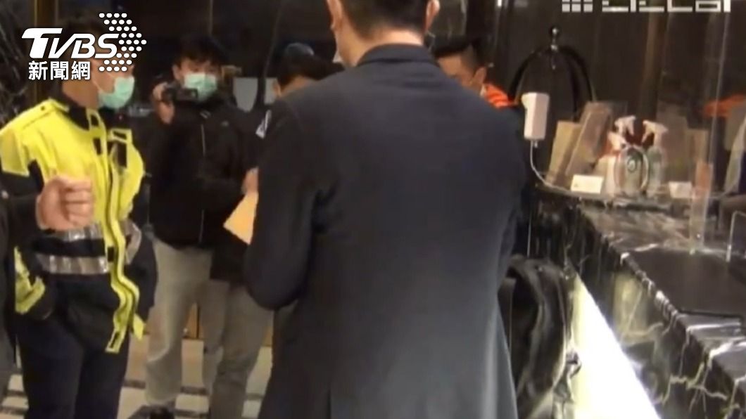 林秉樞遭拘提當天,原先試穿著西裝準備出門,隨即遭警方攔下。(圖/TVBS)
