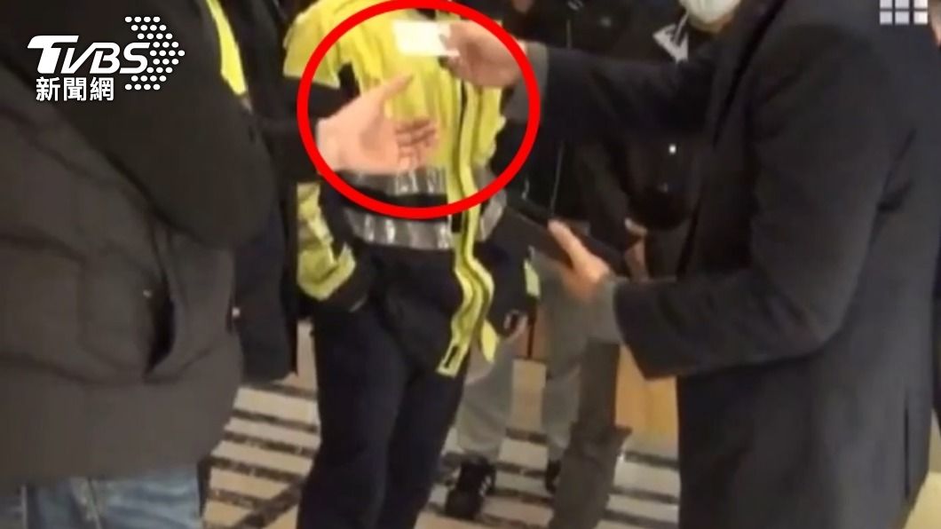 林秉樞1日凌晨在飯店被警方攔下出示身分證件。(圖/TVBS)
