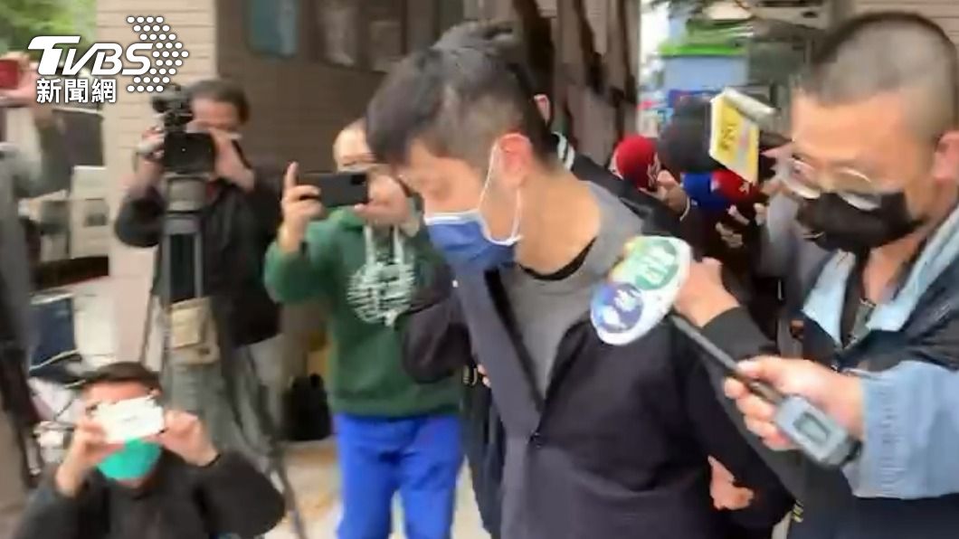 林男被移送前疑還特意到廁所整理儀容。（圖／TVBS）