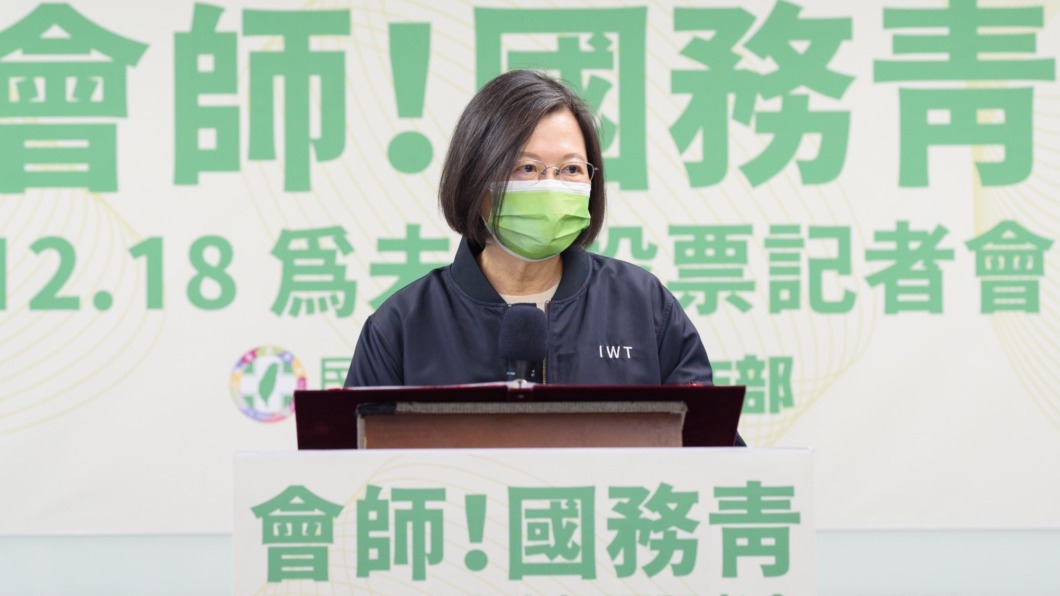 肯定青年街講公投 蔡英文自嘲︰口才比我好、不需要講稿