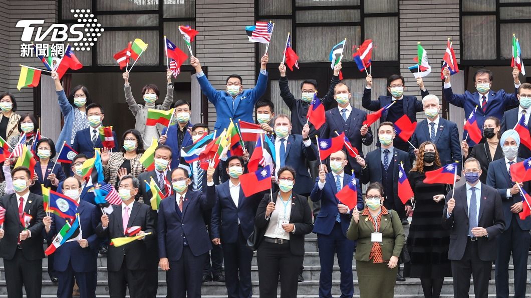 波羅的海三國、墨西哥國會議員及貝里斯國會眾議院議長、美國國際民主協會會長米德偉等人到立法院訪問。(圖/中央社)