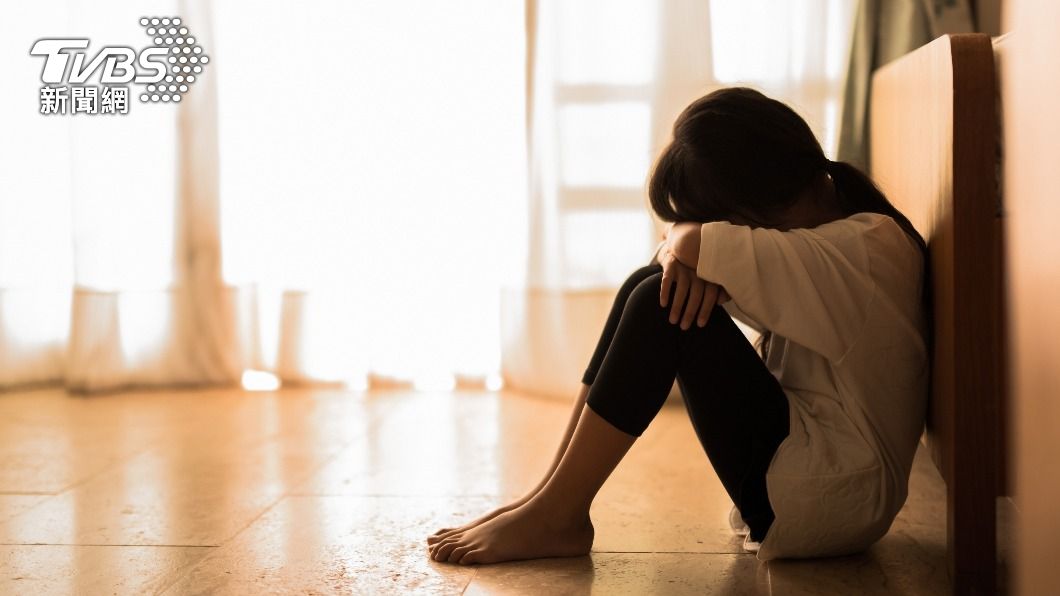 被家暴者有時會產生自我價值低落等現象。（示意圖，非當事人／shutterstock 達志影像）