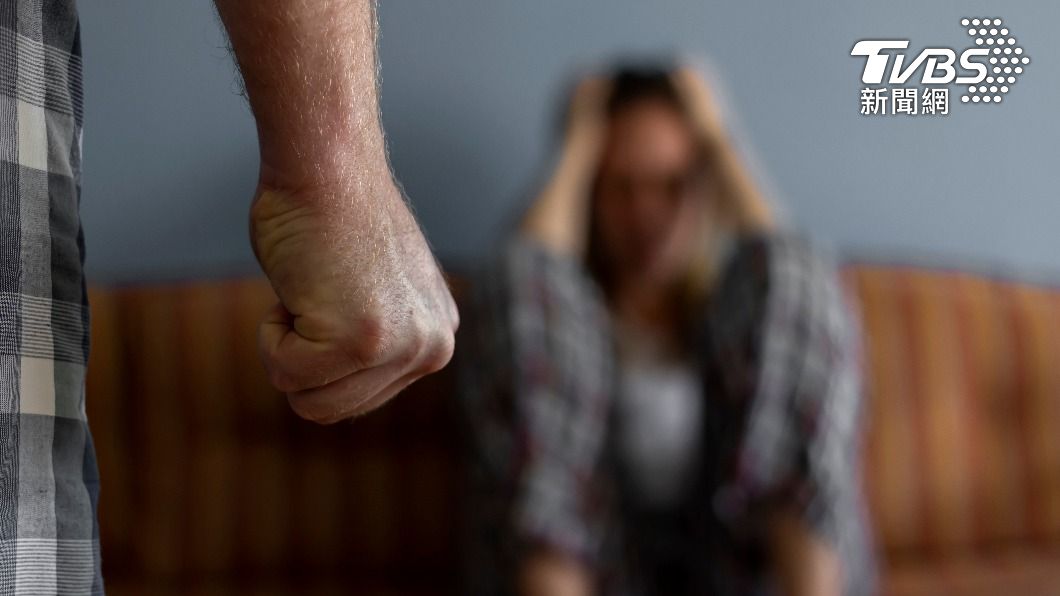 如遇家暴等情形，需立即尋求他人協助。（示意圖，非當事人／shutterstock達志影像）