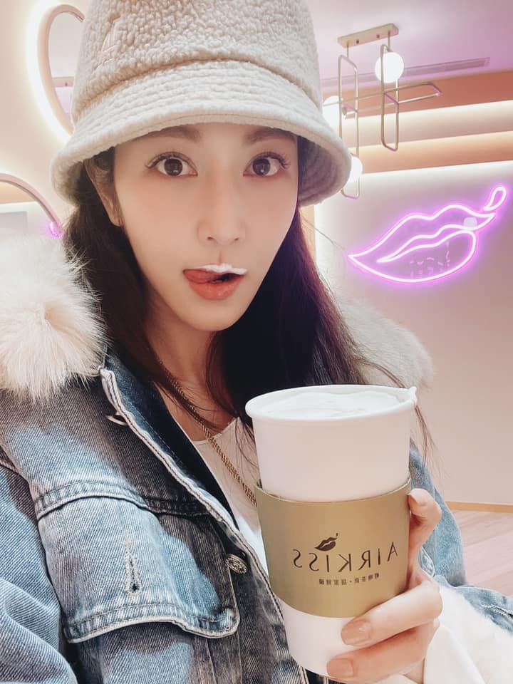 曾莞婷副業經營有道。(圖/翻攝自曾莞婷臉書)