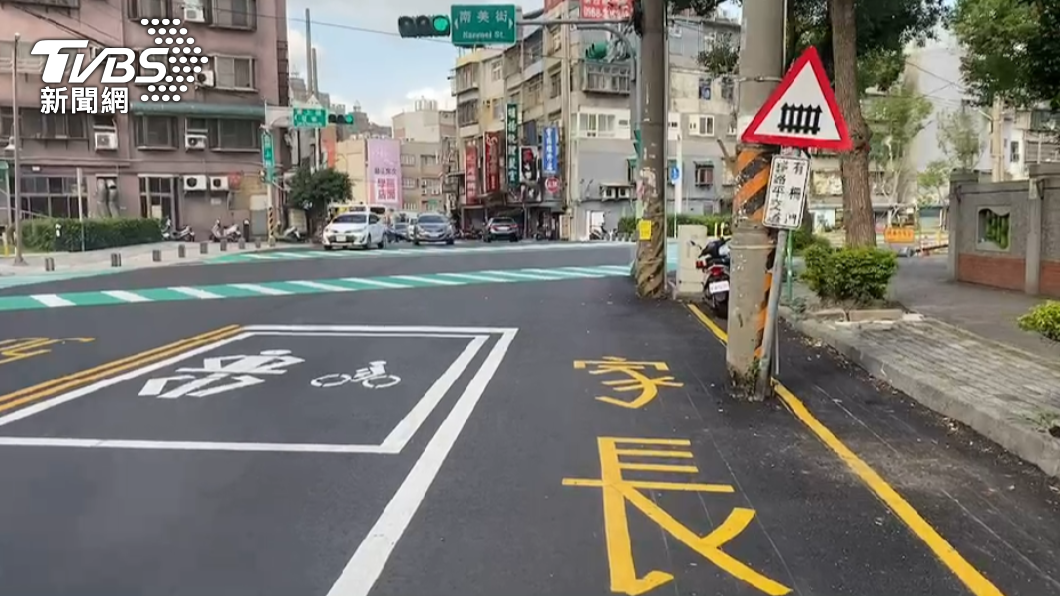 南美國小附近的限高架被撞斷。(圖/警方提供)