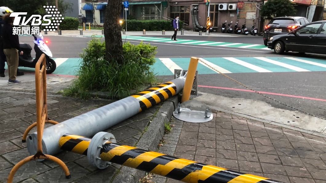 限高架被擊落。(圖/警方提供)