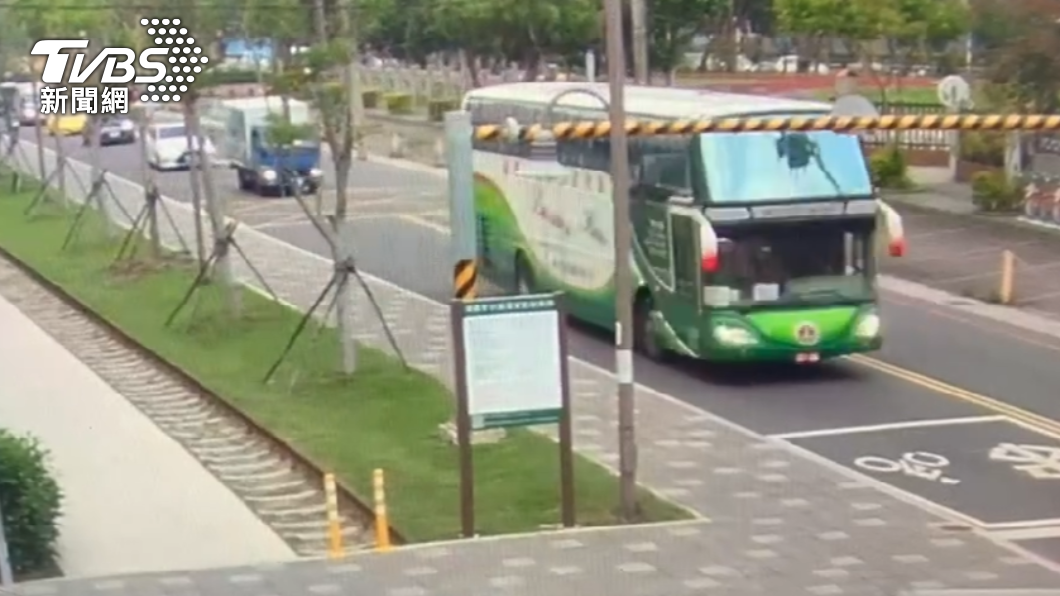 遊覽車未注意有限高架,下秒直接撞上。(圖/警方提供)