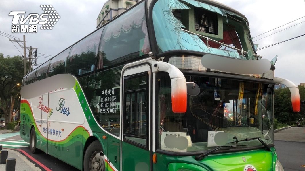 用導航沒看到！遊覽車猛力一撞　擊落限高架、車窗破大洞