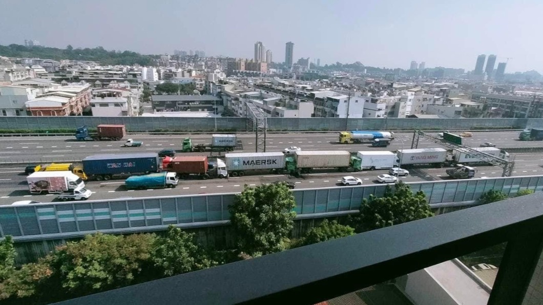 國一鼎金路段連環撞 7貨櫃車+1垃圾車慘成貪食蛇