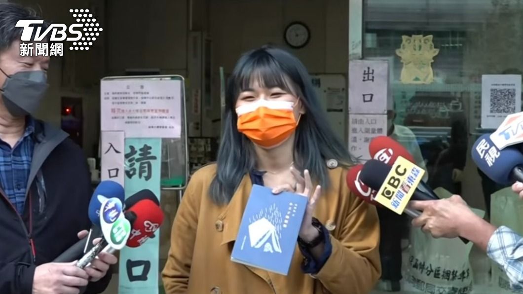 李菁琪律師出示林秉樞當年送他的一本書,笑說自己完全沒看過。(圖/TVBS)