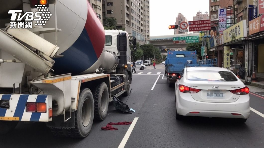 水泥預拌車當時在路口前方停等紅燈。(圖/TVBS)
