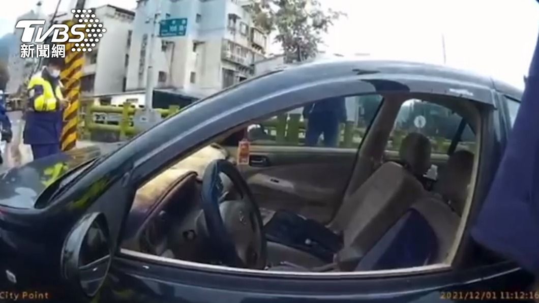 警方攔下犯嫌車輛時,兩名持槍惡煞已經逃逸。(圖/TVBS)