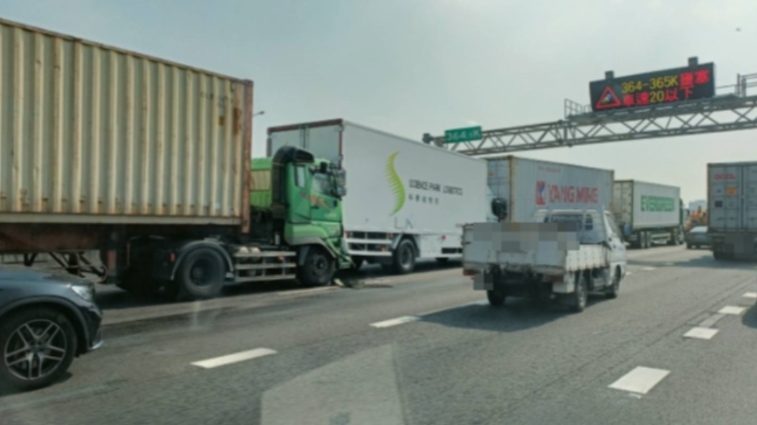 多輛大車追撞。(圖/翻攝自南部記者爆料網)
