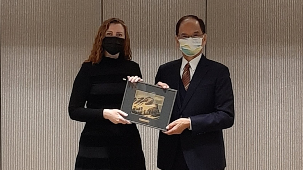 立陶宛議員莎卡琳恩(左)與游錫堃(右)。(圖/翻攝自莎卡琳恩推特)