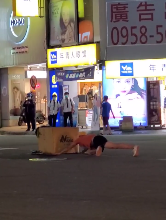 台中跳舞哥11月底又在一中街跳舞、下腰,引人側目。(圖/翻攝自爆料公社二社)