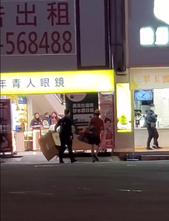 警方將跳舞哥勸離到路口。(圖/翻攝自爆料公社二社)