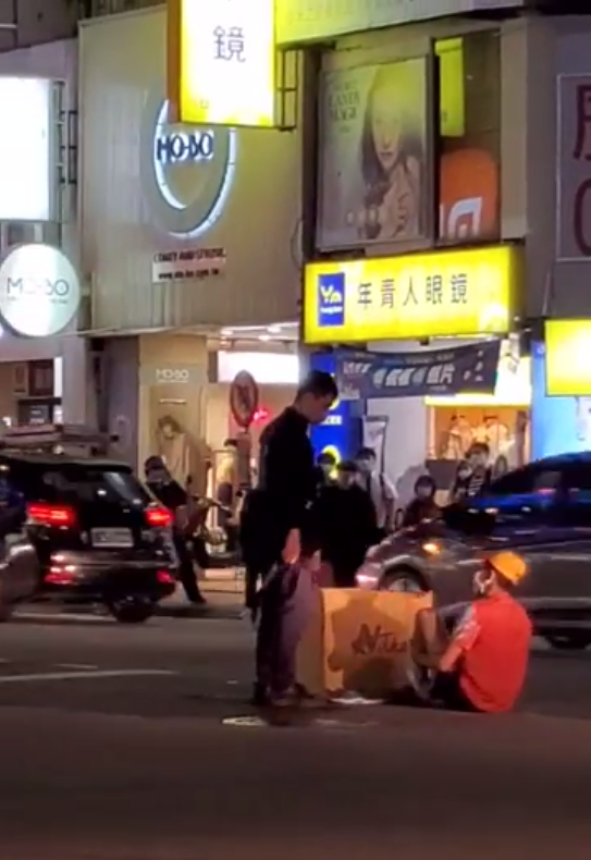 跳舞哥在馬路跳舞、下腰,警方前往告發。(圖/翻攝自爆料公社二社)