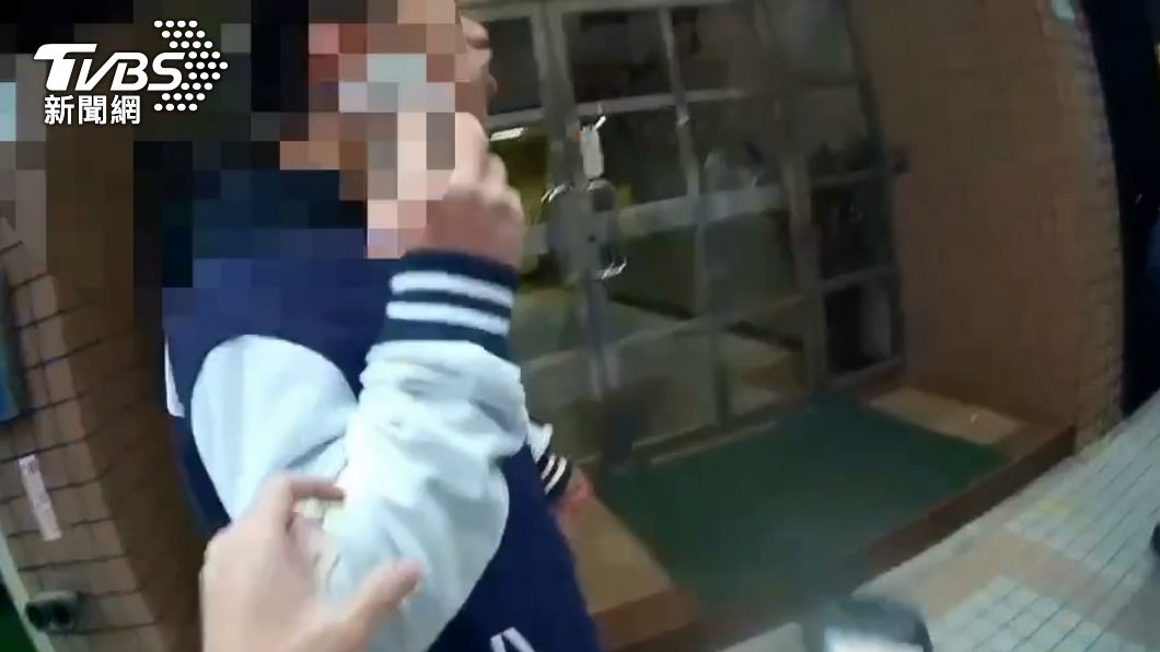 不滿被按喇叭!暴怒男扭打、亮刀 見警盤查還飆6字髒話