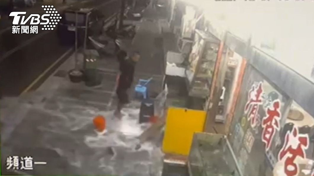 澎湖男衝到海產店砸缸!魚蝦全流馬路 全因海鮮買賣糾紛