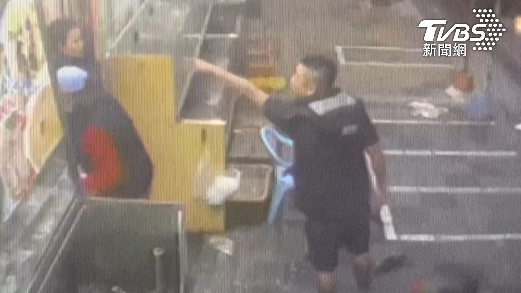 陳嫌對著老闆娘飆罵。(圖/TVBS)