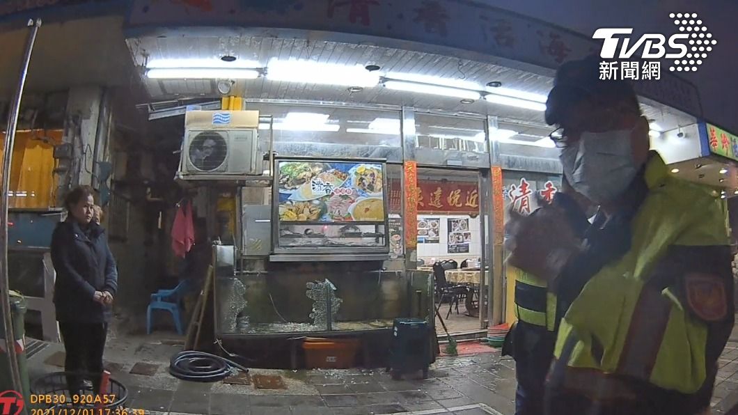 警方事後將雙方帶回偵訊。(圖/TVBS)
