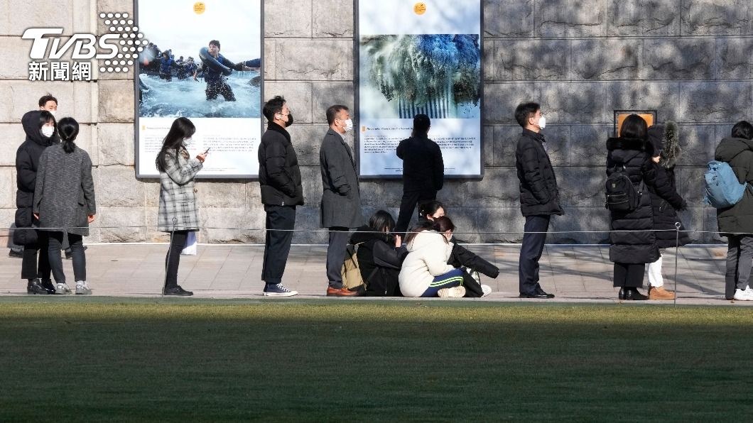 南韓本土疫情延燒，圖排隊為等待篩檢民眾。（圖／達志影像美聯社）