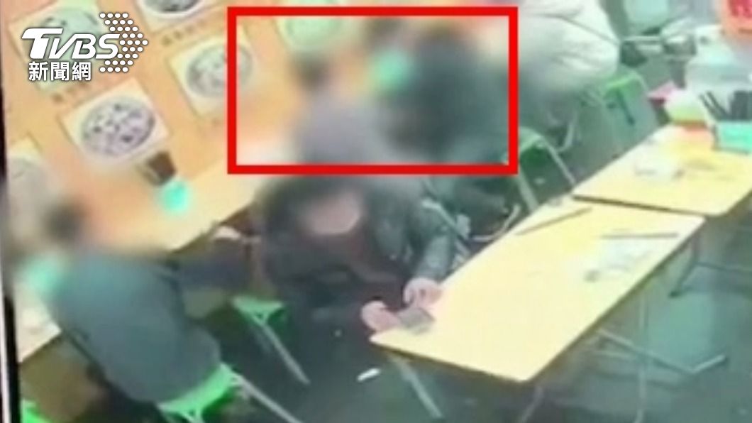 被害人用餐時沒注意到包包被竊賊打開。(圖/TVBS)