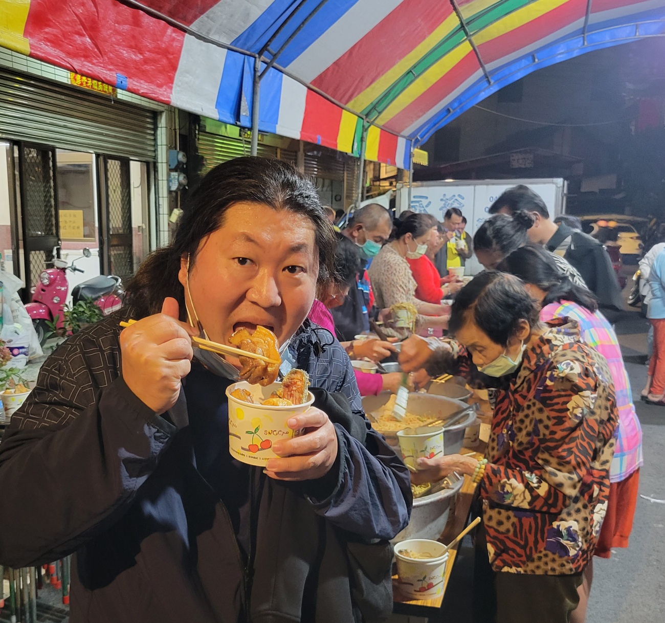 顏寬恒遭網紅「音地大帝」暗指,政見會的餐點澎湃,是用來討好選民。(圖/翻攝自音地大帝 Indie DaaDee臉書)