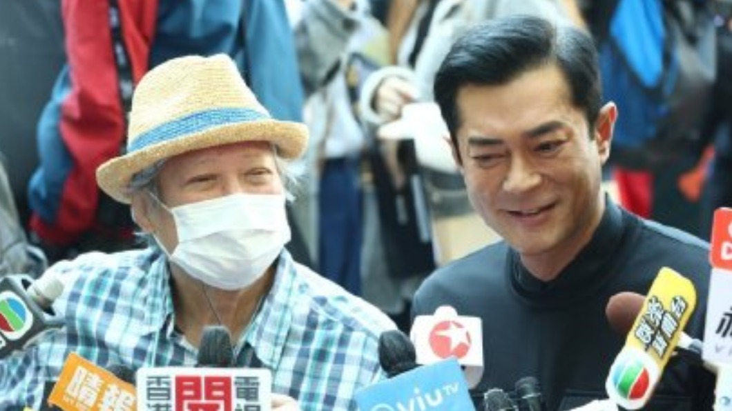 洪金寶（左）出席電影開映會，與古天樂（右）合作。（圖／翻攝自微博）